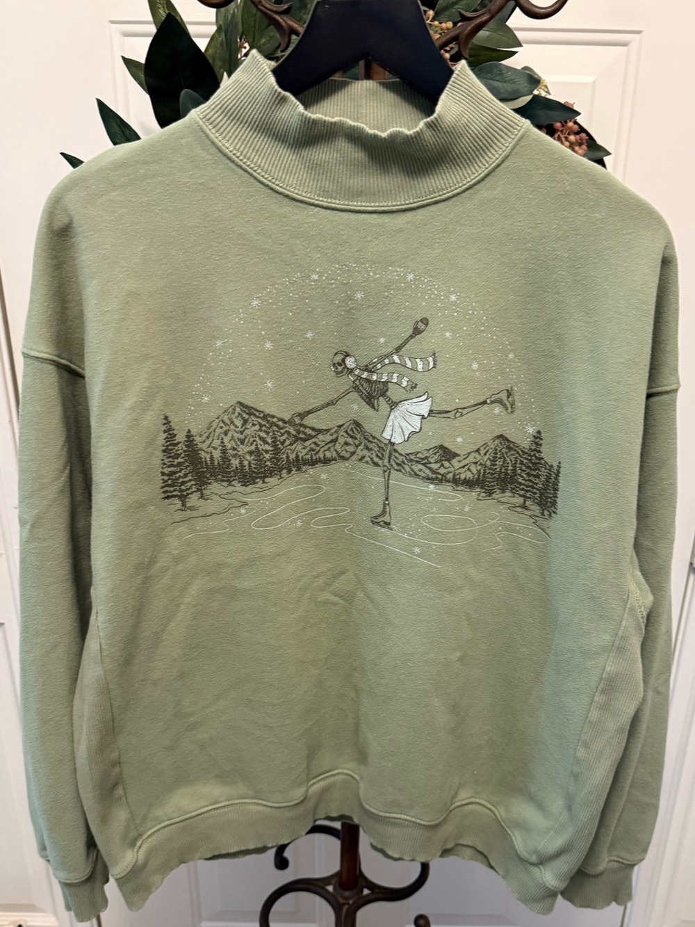 American Eagle Snow Soft Ice Skating Skeleton Mock Neck Sweatshirt M